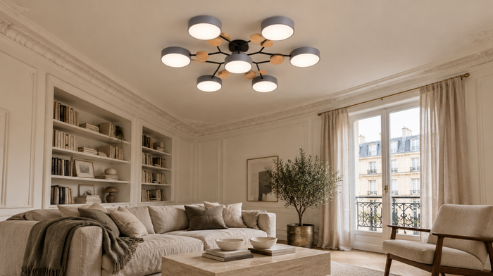 Salon haussmannien éclairé par un plafonnier LED à sept lumières