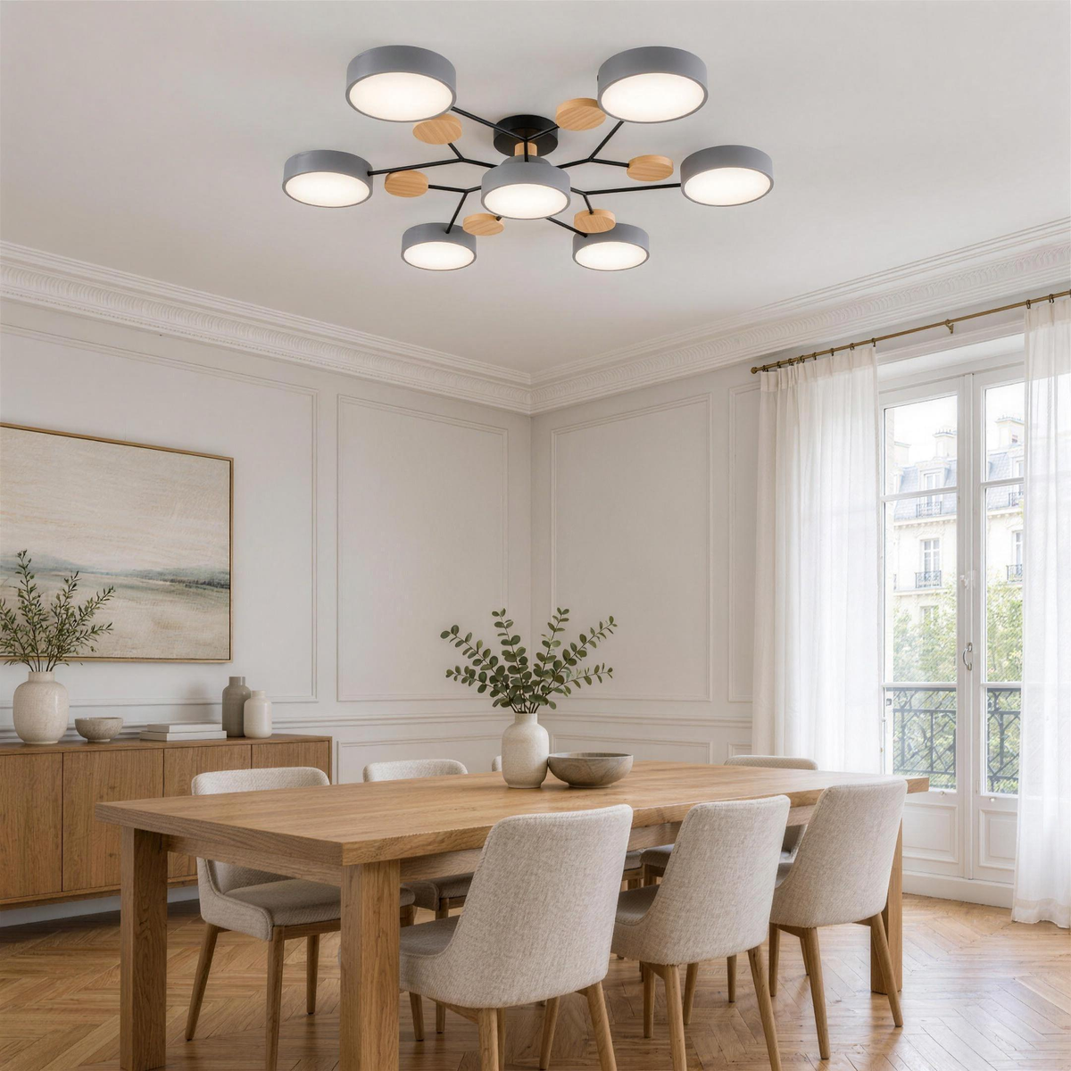 Plafonnier à branches gris à sept lumières au-dessus d'une table de salle à manger, en plein jour