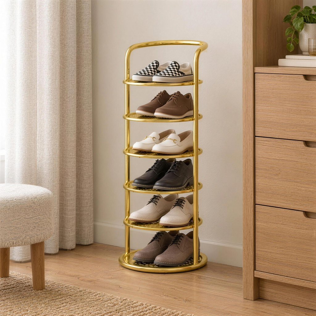 Range-chaussures colonne doré à 6 niveaux dans un coin de chambre, à côté d'une commode