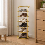 Range-chaussures colonne doré à 6 niveaux dans un coin de chambre, à côté d'une commode