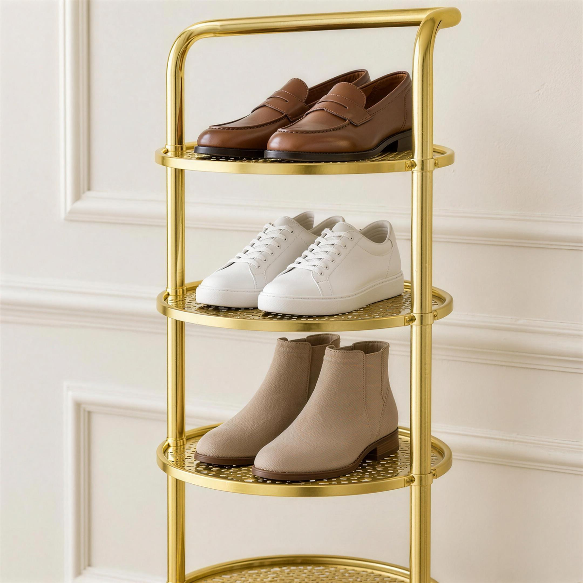 Détail des plateaux ronds ajourés et de l'arceau-poignée du range-chaussures doré