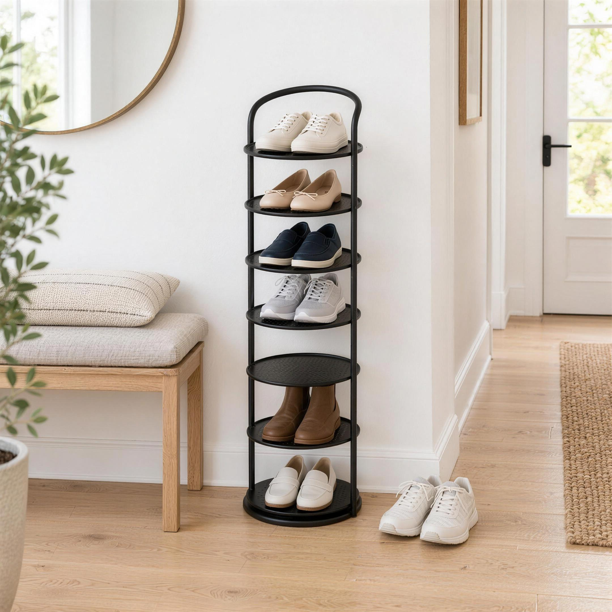Range-chaussures colonne noir à 7 niveaux dans un couloir lumineux