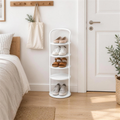 Range-chaussures colonne blanc à 5 niveaux à l'entrée d'une chambre