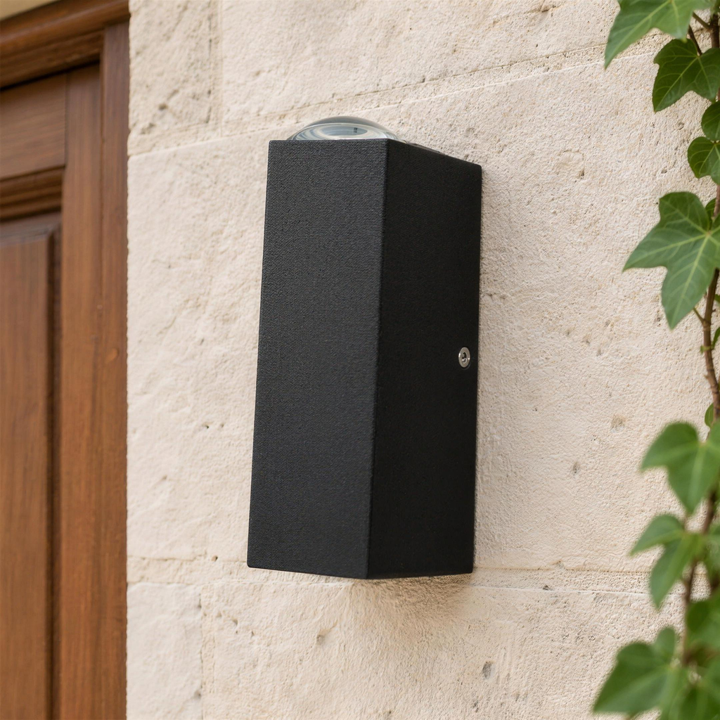 Détail du boîtier en aluminium noir de l'applique extérieure et de son optique supérieure