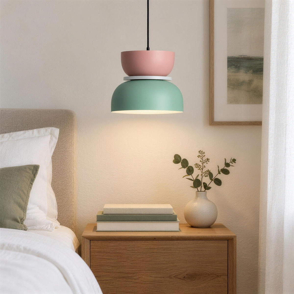 Suspension rose et vert au-dessus d'une table de chevet