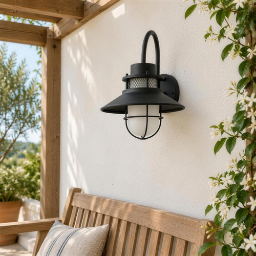 Applique lanterne noire sur le mur d'une terrasse sous pergola, en plein jour