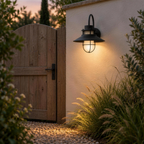 Applique lanterne allumée à côté d'un portail de jardin en bois