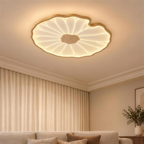Plafonnier LED feuille de lotus effet bois naturel allumé au plafond d'un salon le soir, nervures lumineuses et cœur effet bois