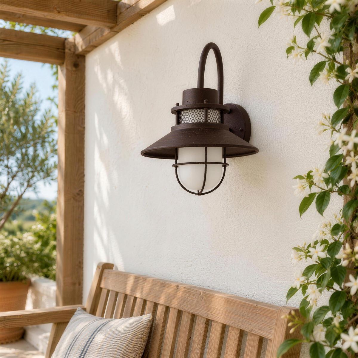Applique lanterne coloris café sur le mur d'une terrasse sous pergola