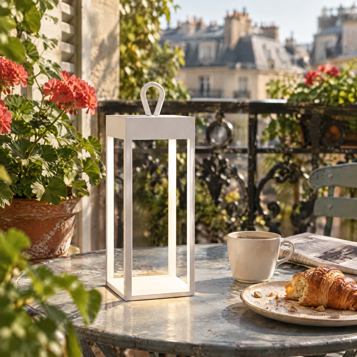 Lanterne LED sans fil blanche sur une table de balcon parisien, le matin