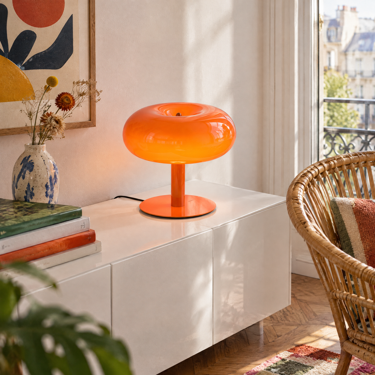 Lampe champignon orange sur un buffet laqué blanc