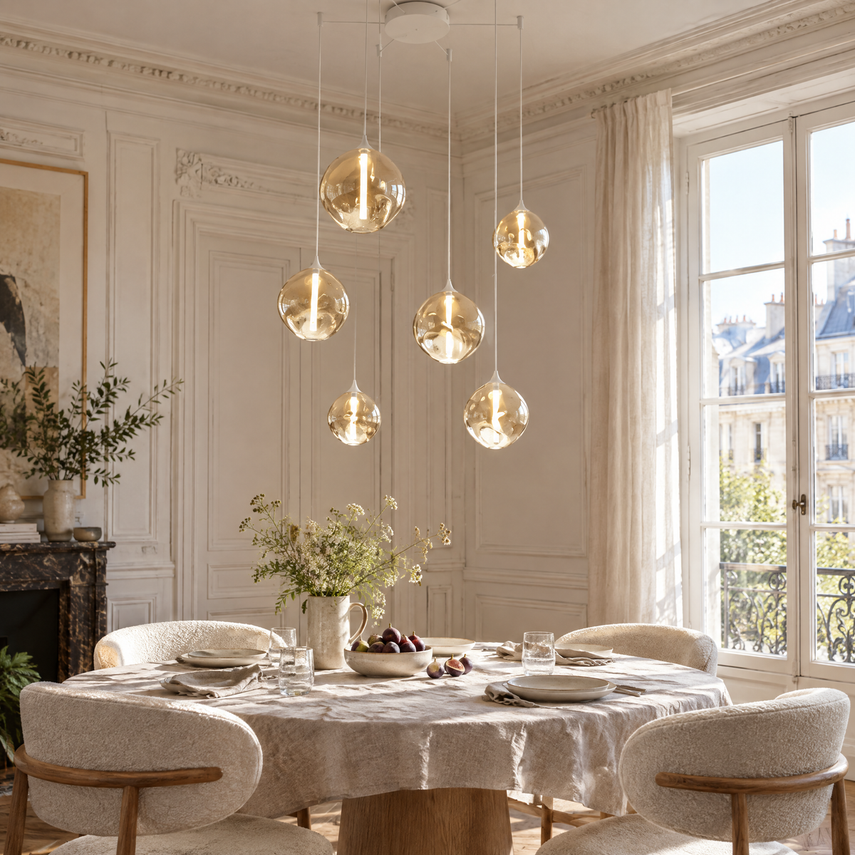 Suspension 6 globes en verre avec rosace blanche au-dessus d'une table ronde, en journée