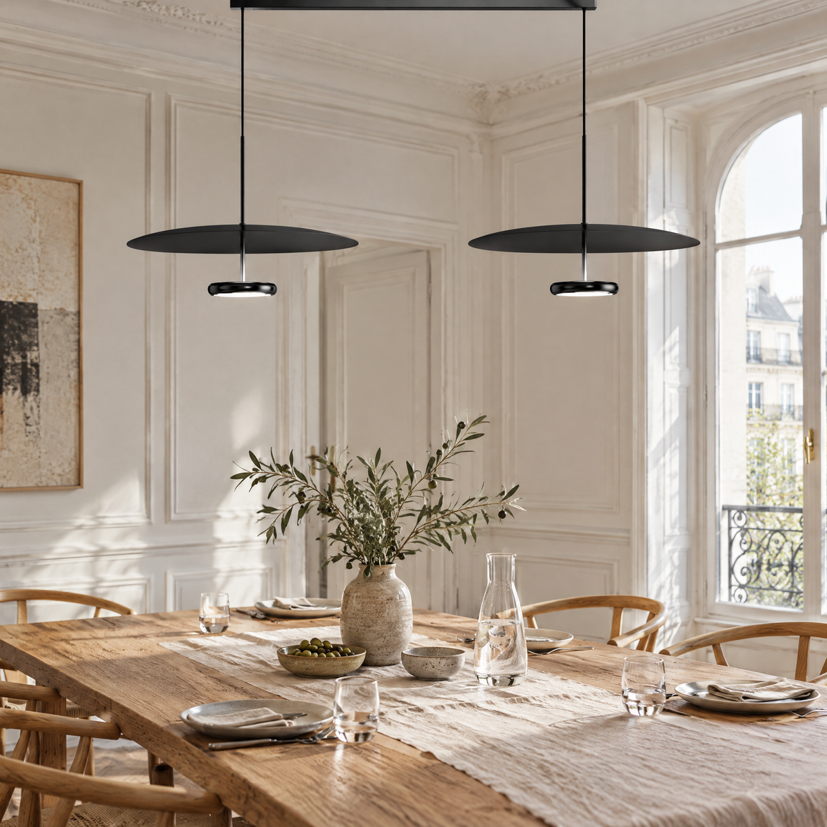 Double suspension disque noire au-dessus d'une table en chêne, en journée