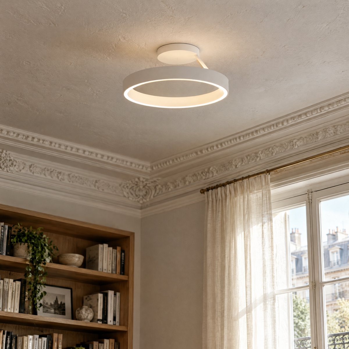 Plafonnier anneau LED blanc sous une corniche moulurée, en journée