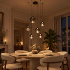 Suspension 6 globes en verre fumé allumée au-dessus d'une table ronde, salle à manger parisienne le soir