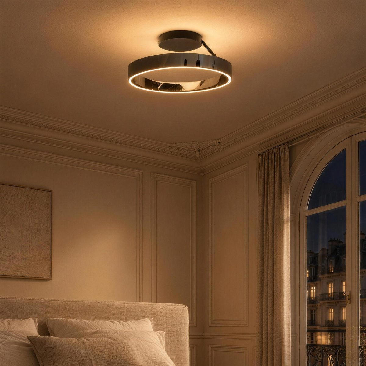 Plafonnier anneau LED noir chromé allumé dans une chambre haussmannienne, le soir