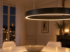 Détail de l'anneau LED noir et de sa lumière diffusée vers la table