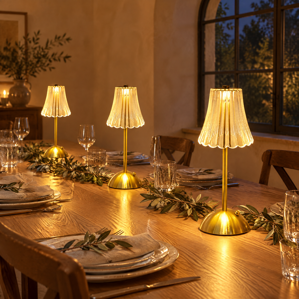 Lot de 3 lampes de table sans fil Tulipe alignées sur une table de salle à manger