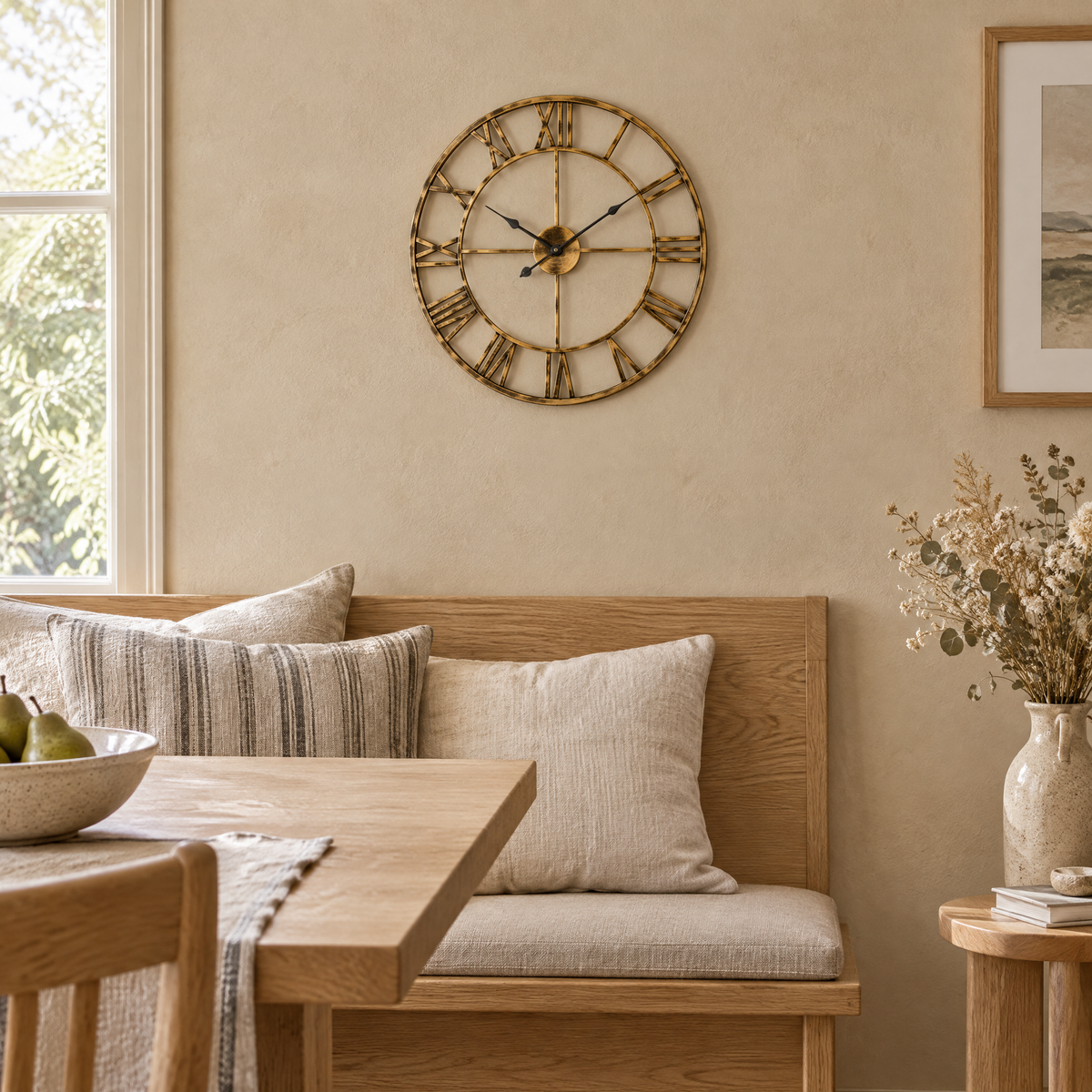 Horloge murale squelette dorée au-dessus d'une banquette en chêne, à la lumière du jour