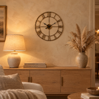 Horloge murale squelette dorée de 40 cm au-dessus d'un buffet en chêne, le soir, lampe allumée
