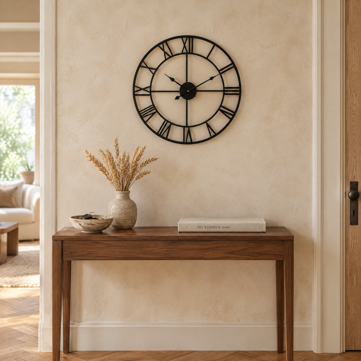 Horloge murale squelette noire de 40 cm au-dessus d'une console d'entrée en noyer