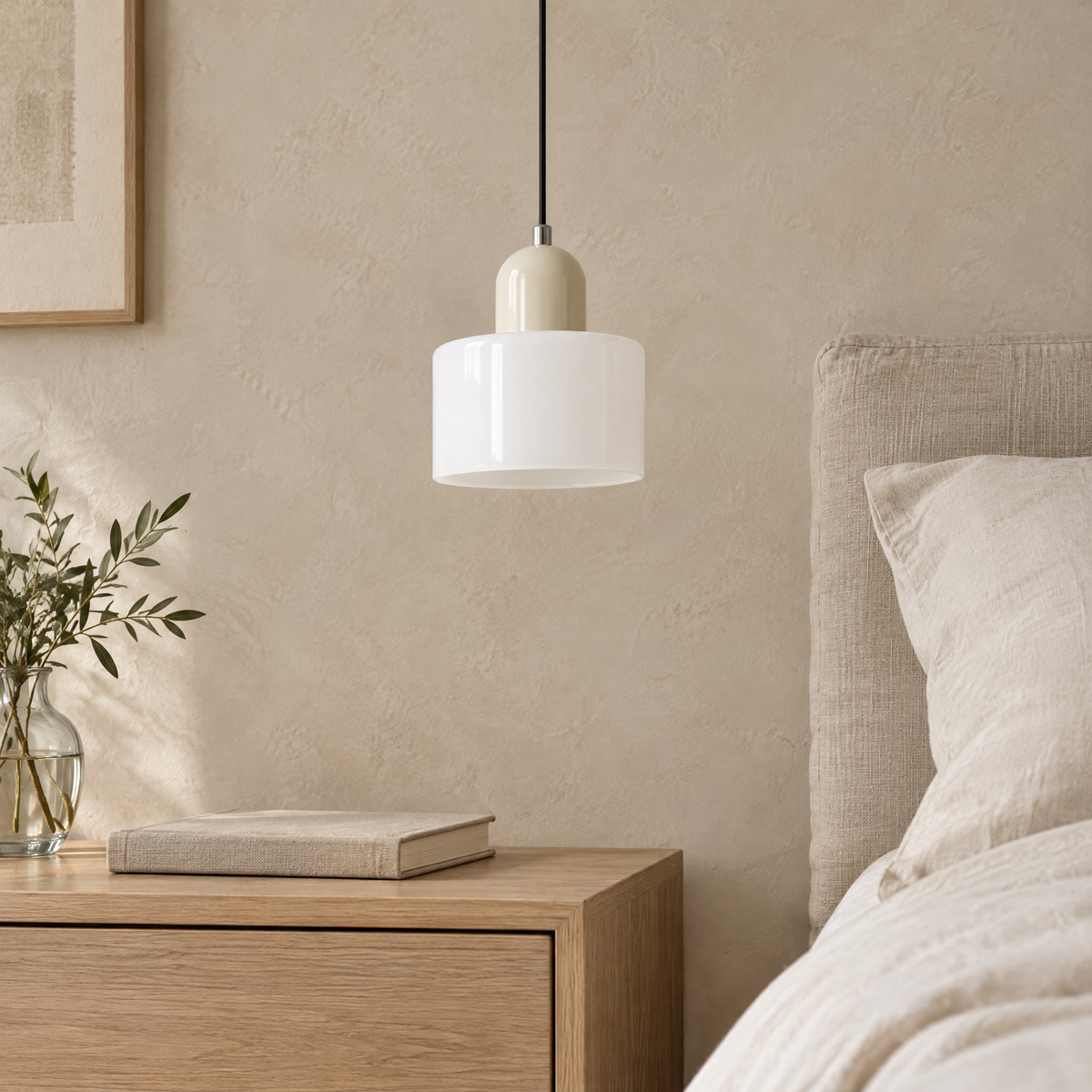 Suspension verre blanc, chapeau crème, au-dessus d'une table de chevet