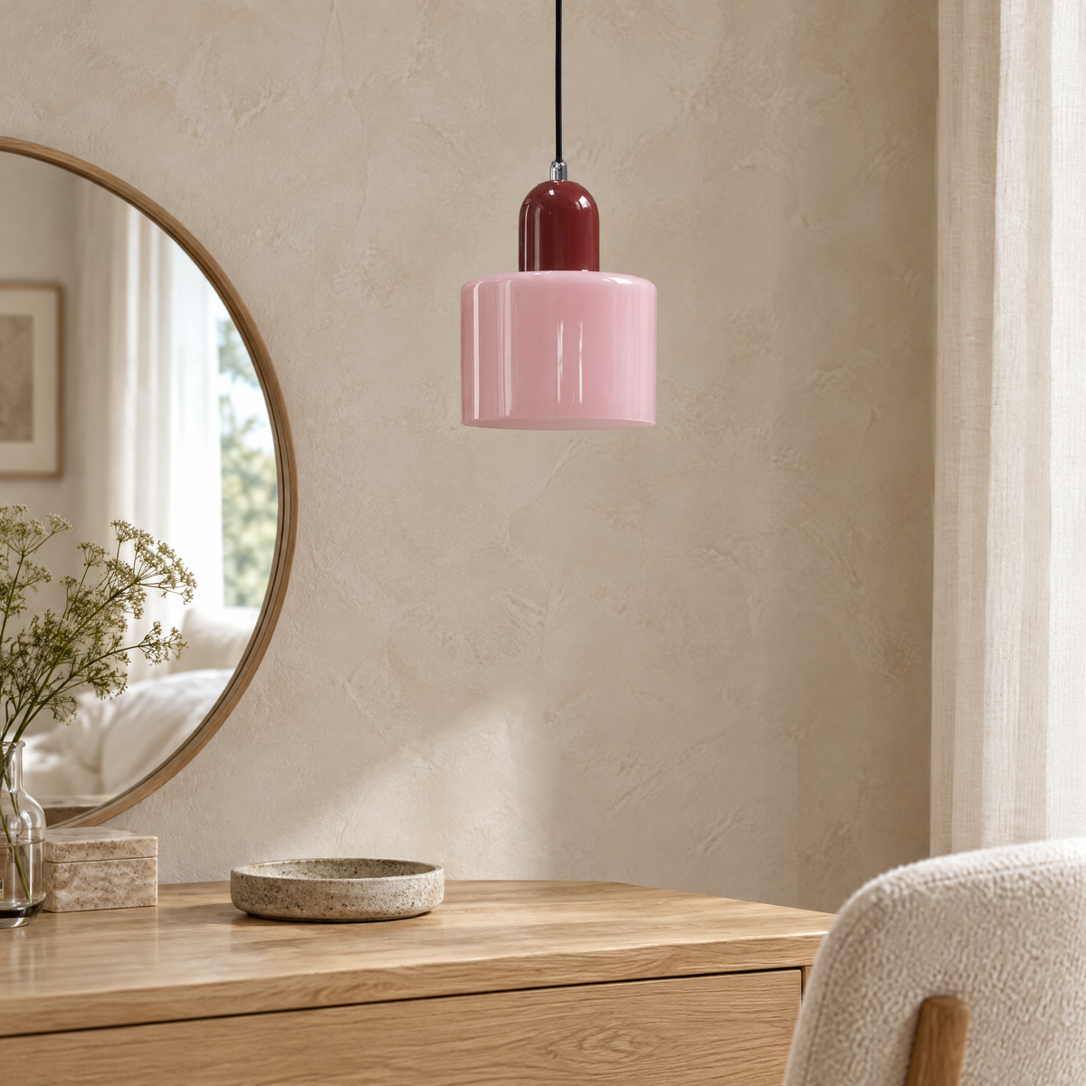 Suspension verre rose, chapeau bordeaux, au-dessus d'une coiffeuse
