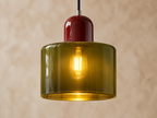 Détail du verre olive allumé et du chapeau bordeaux laqué