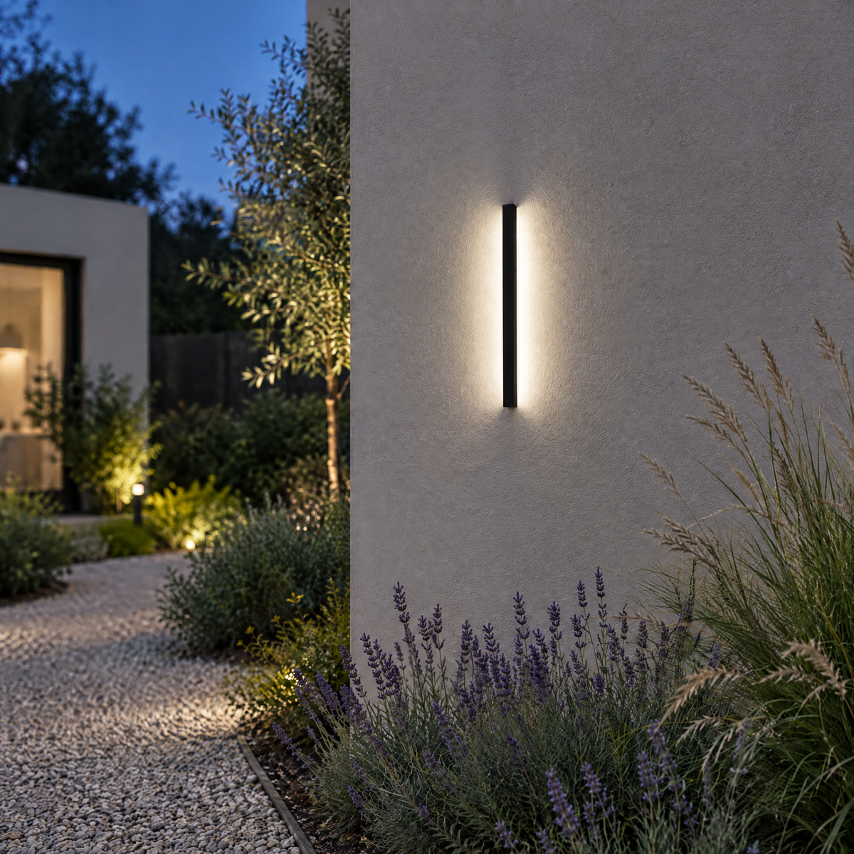 Applique linéaire en lumière blanc naturel sur un mur de jardin