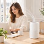 Mini purificateur d'air blanc posé sur un bureau à côté d'une femme qui travaille sur son ordinateur