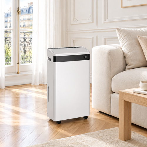Déshumidificateur d'air 20 L blanc sur roulettes à côté d'un canapé dans un salon