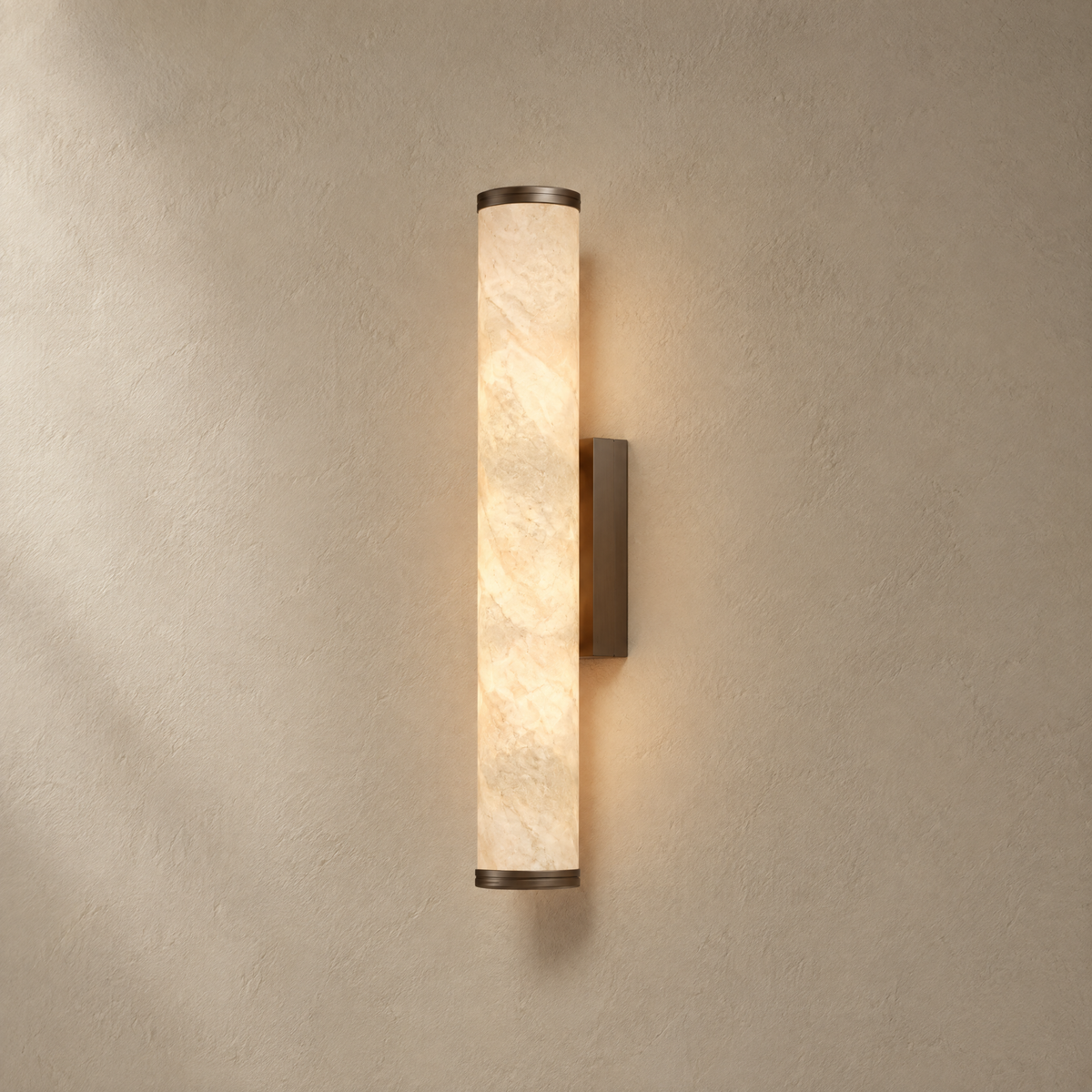 Applique murale en albâtre allumée, embouts et platine bronze profond, sur un mur en enduit à la chaux