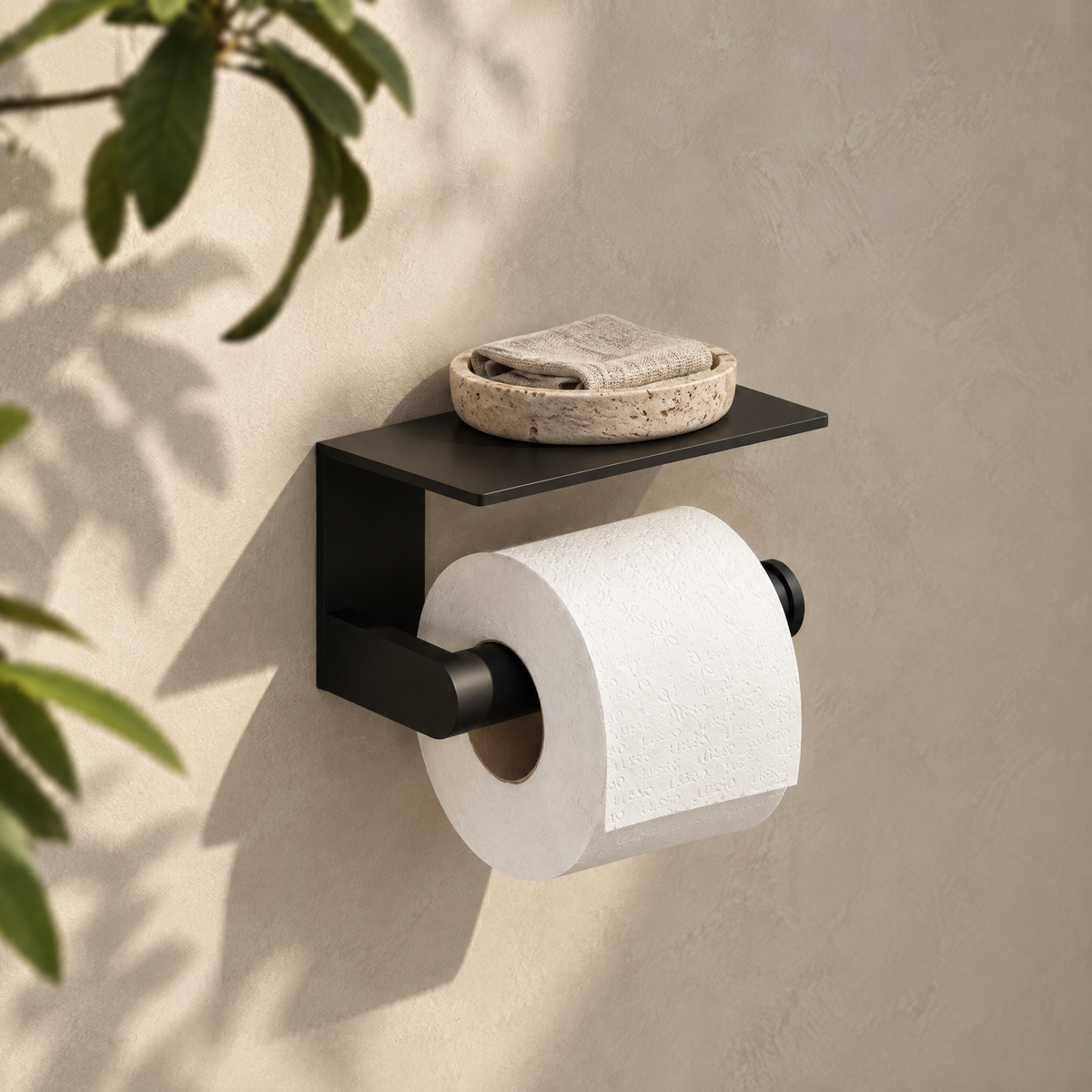 Porte-papier toilette noir mat avec tablette sur un mur en enduit à la chaux