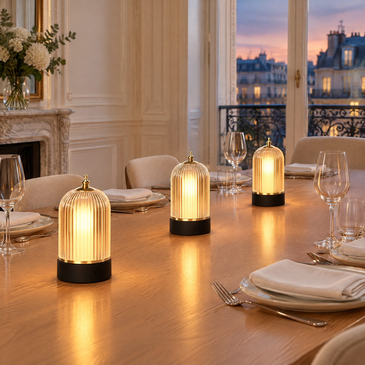 Trois lampes lanternes sans fil allumées sur une table à manger