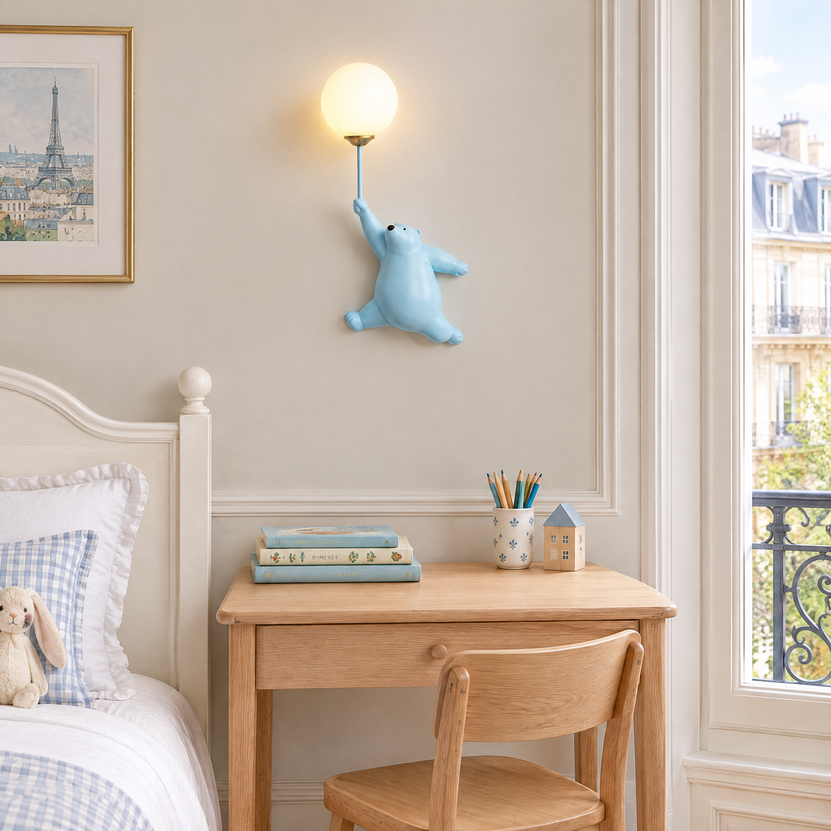 Applique murale ourson bleu au-dessus d'un bureau d'enfant