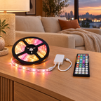Ruban LED RGB avec boîtier de commande et télécommande 44 touches sur un meuble en chêne