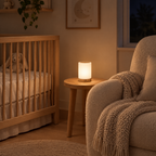 Veilleuse d'allaitement à lumière tamisée près d'un fauteuil et d'un lit bébé