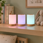 Trois veilleuses LED en rose, lavande et bleu dans une chambre d'enfant