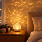 Lampe aurore boréale projetant des ondulations ambrées dans une chambre à Noël