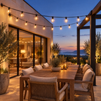 Guirlande guinguette à ampoules G40 au-dessus d'une table sur la terrasse d'une maison moderne