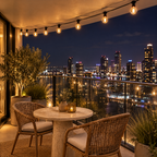 Guirlande lumineuse extérieur sous le plafond d'un balcon avec vue sur la ville
