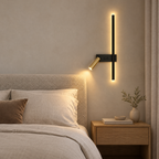 Applique murale chambre noire à liseuse dorée, à droite d'un lit