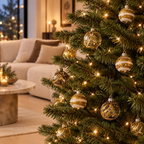 Boules de Noël dorées accrochées à un sapin dans un salon moderne