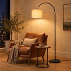 Lampadaire arc éclairant un fauteuil de lecture en cuir