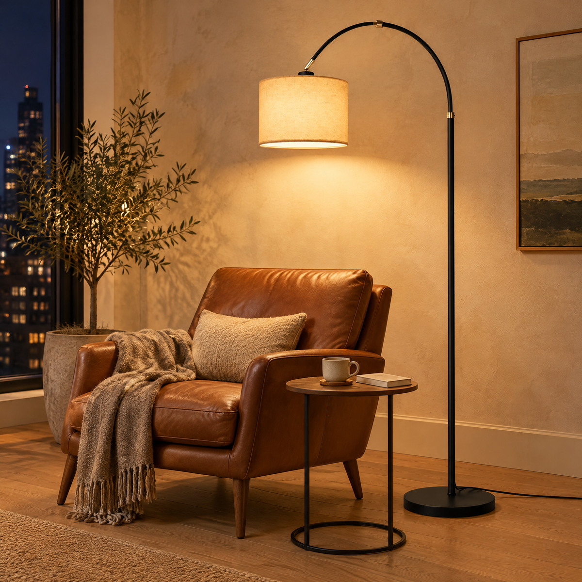 Lampadaire arc éclairant un fauteuil de lecture en cuir