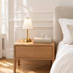 Lampe de chevet sans fil à abat-jour plissé blanc sur une table de nuit en chêne