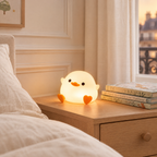 Veilleuse enfant canard allumée sur une table de chevet dans une chambre d'enfant