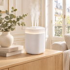 Humidificateur d'air blanc diffusant une brume froide sur un buffet en chêne dans un salon parisien