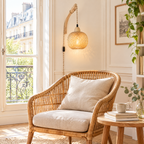 Applique en bambou tressé au-dessus d'un fauteuil en rotin dans un salon