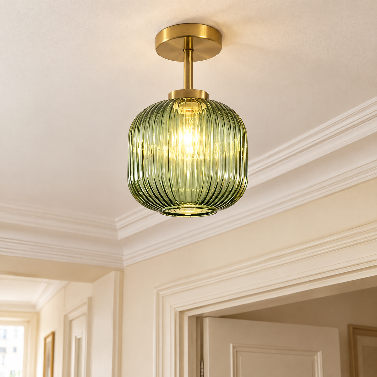 Plafonnier en verre strié vert et laiton allumé, au plafond d'un couloir à moulures